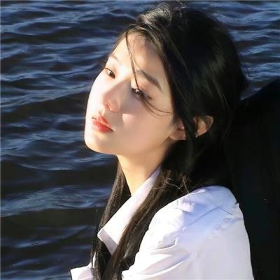 他在窥着你